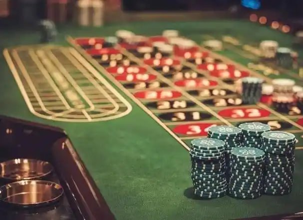 Antarmuka platform cobratoto menampilkan meja dealer langsung, pasar sportsbook, dan permainan slot